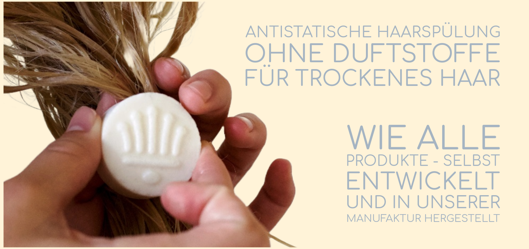 es ist ein eine Hand zu sehen, die eine feste Haarspülung hält.